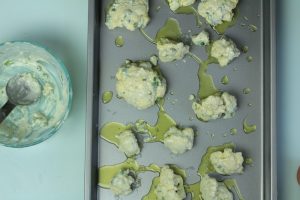 Cauliflower on a pan with olive oil and blue cheese.